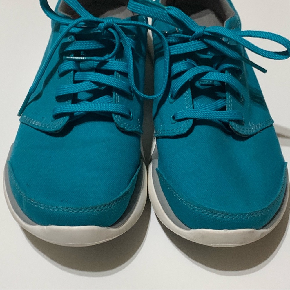 Teva turquoise hiking shoe 7.5